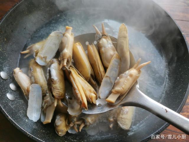 這個海鮮被稱作“小人仙”，肉質肥美，用這個方法做，一盤不夠吃