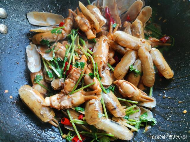 這個海鮮被稱作“小人仙”，肉質肥美，用這個方法做，一盤不夠吃